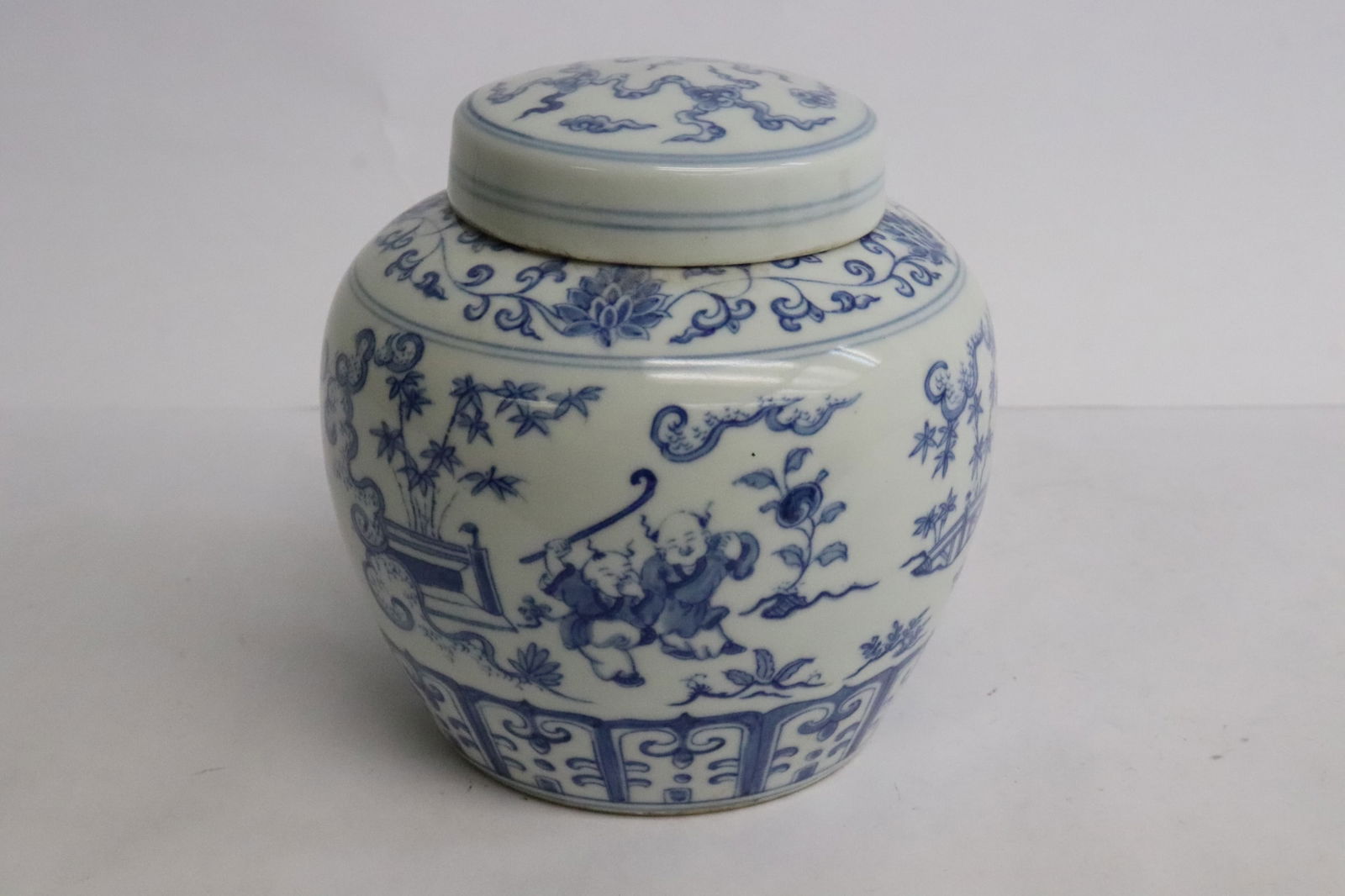 A blue and white porcelain tea caddy (1 of 8)