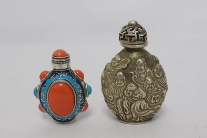 2 snuff bottles