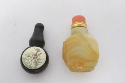 An agate snuff bottle, and a horn(?) snuff bottle