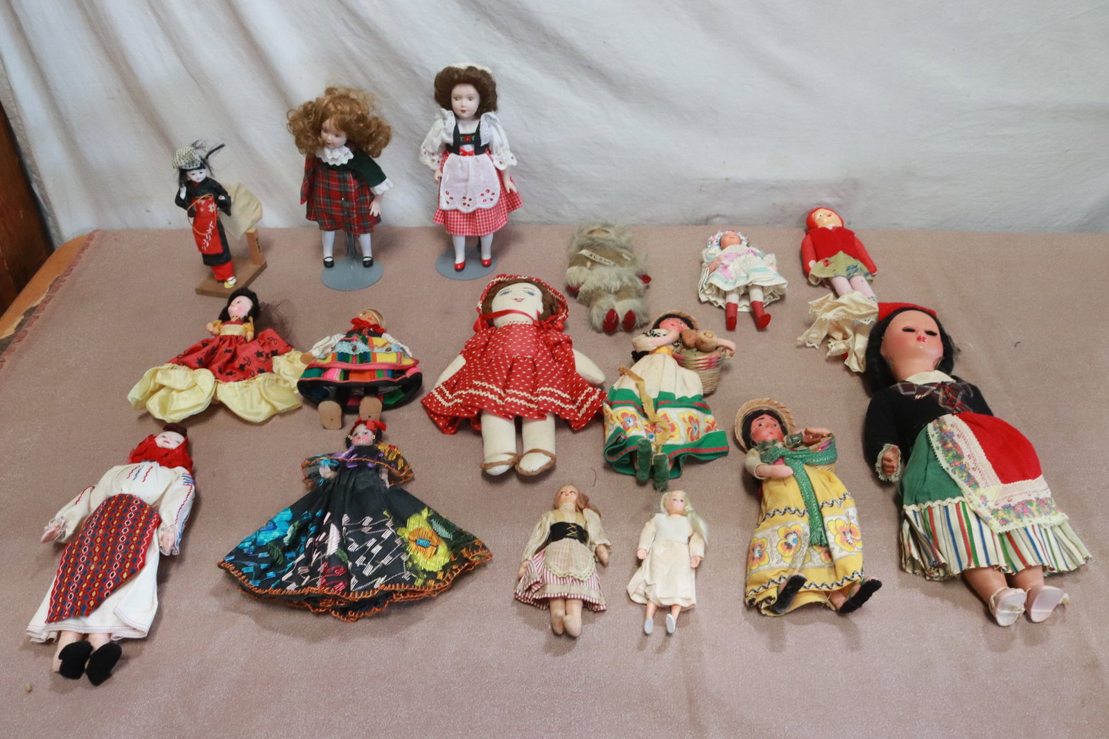 Large lot of vintage girl dolls: Large lot of vintage girl dolls, 7.7"H - 14.3"H
