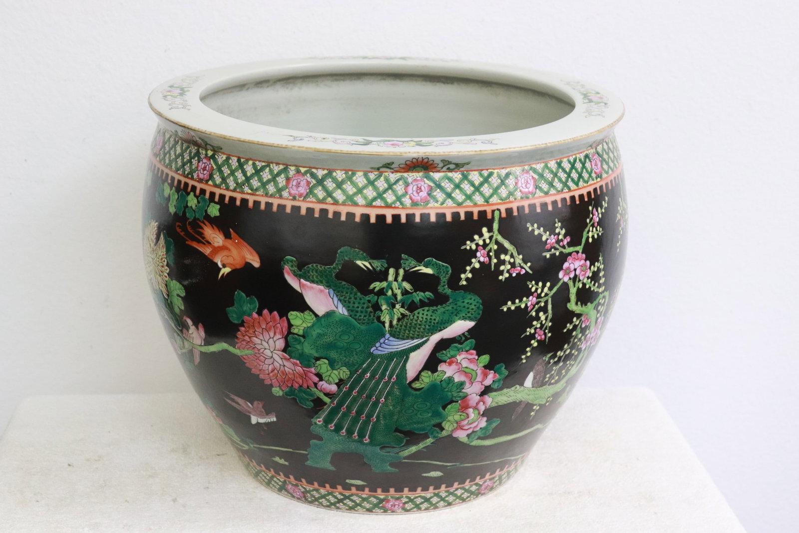Chinese large famille rose porcelain planter: Chinese large famille rose porcelain planter, 11.9"x15.25"dia