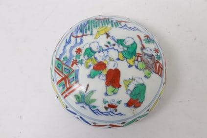 Fine doucai porcelain box