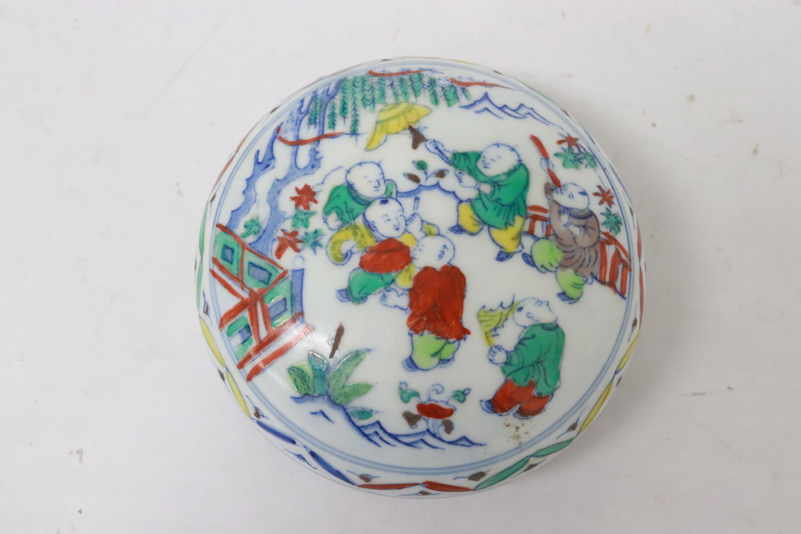 Fine doucai porcelain box: Fine doucai porcelain box, 2"x4.18"dia