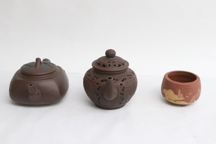 2 Yixing teapots, and a small Yixing planter