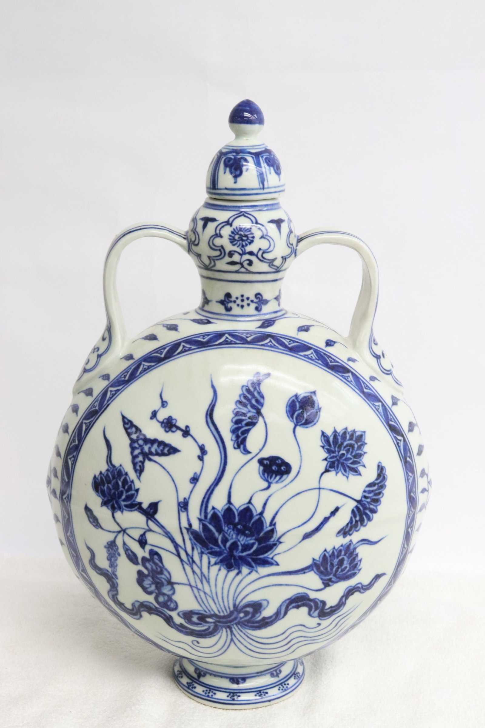 Chinese blue and white porcelain covered flask (1 of 9)