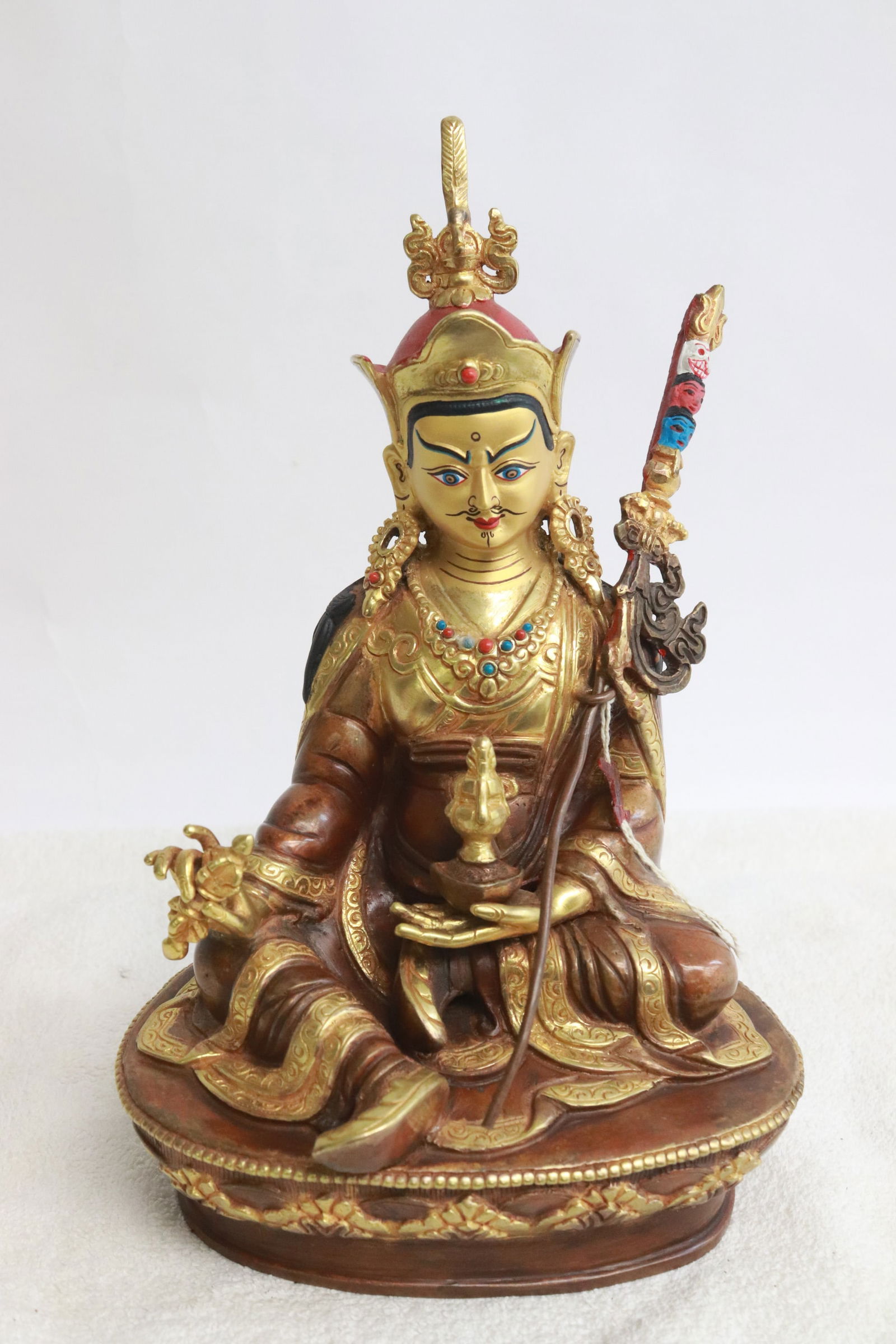 Fine Chinese gilt bronze sculpture of deity (1 of 6)