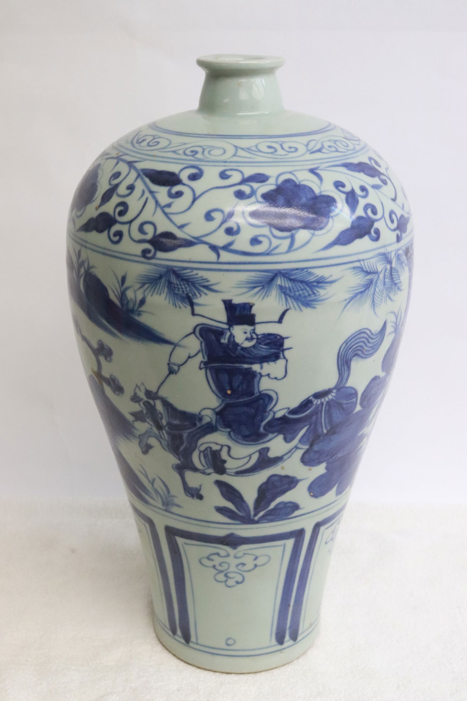 Fine Chinese blue and white porcelain meiping: Fine Chinese blue and white porcelain meiping, 13.35"x7.5"dia