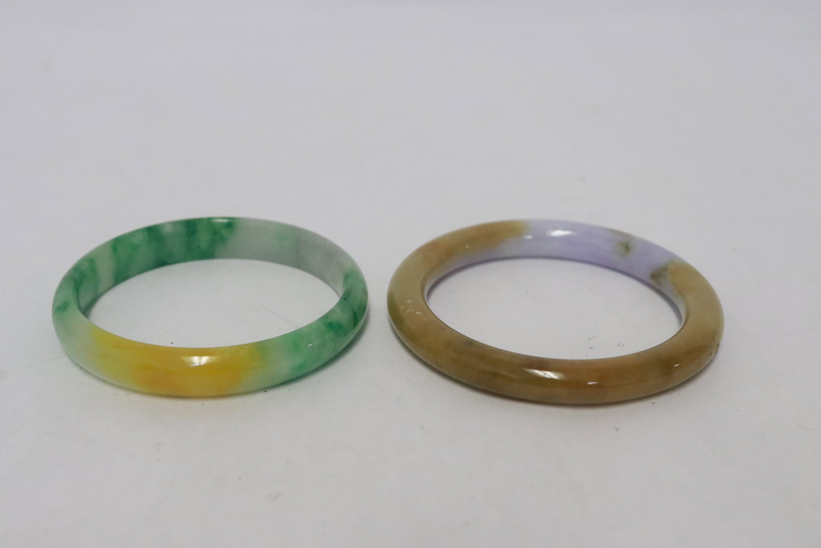 2 jadeite like bangles: 2 jadeite like bangles, 0.4"x2.65"dia, 0.33"x2.85"dia