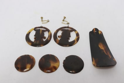 3 tortoise shell articles, a shoe horn, 3 buttons, & pr earrings