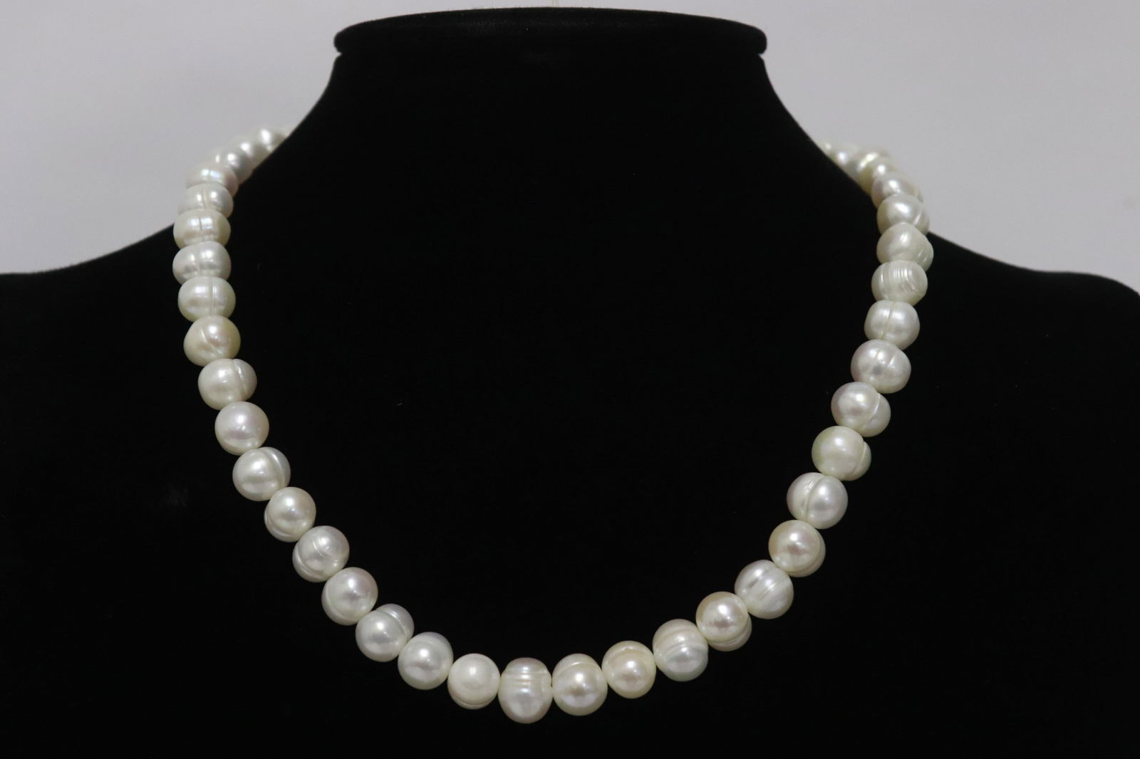 A freshwater pearl necklace: A freshwater pearl necklace (17.2"L), each pearl measures approx. 8.5mm diameter