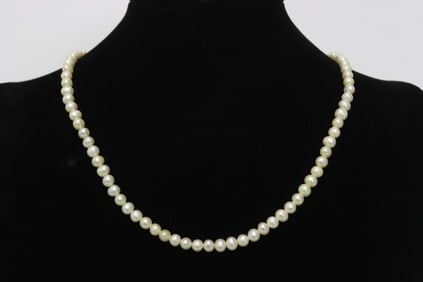 Fine cultured pearl necklace
