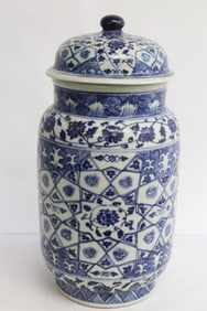 Chinese blue and white porcelain medicine jar