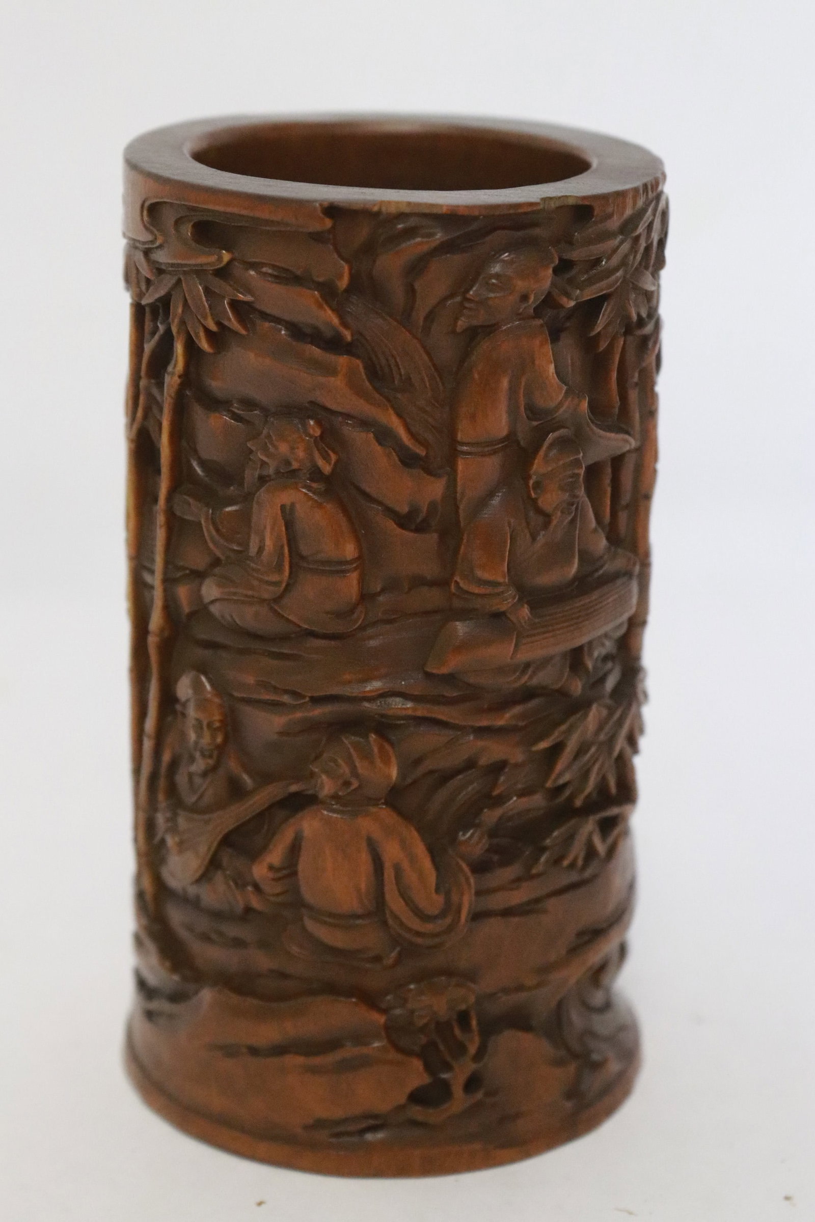 A fine wood carved pen holder: A fine wood carved pen holder, 3.85"x2.25"dia