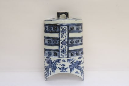 A blue and white porcelain article