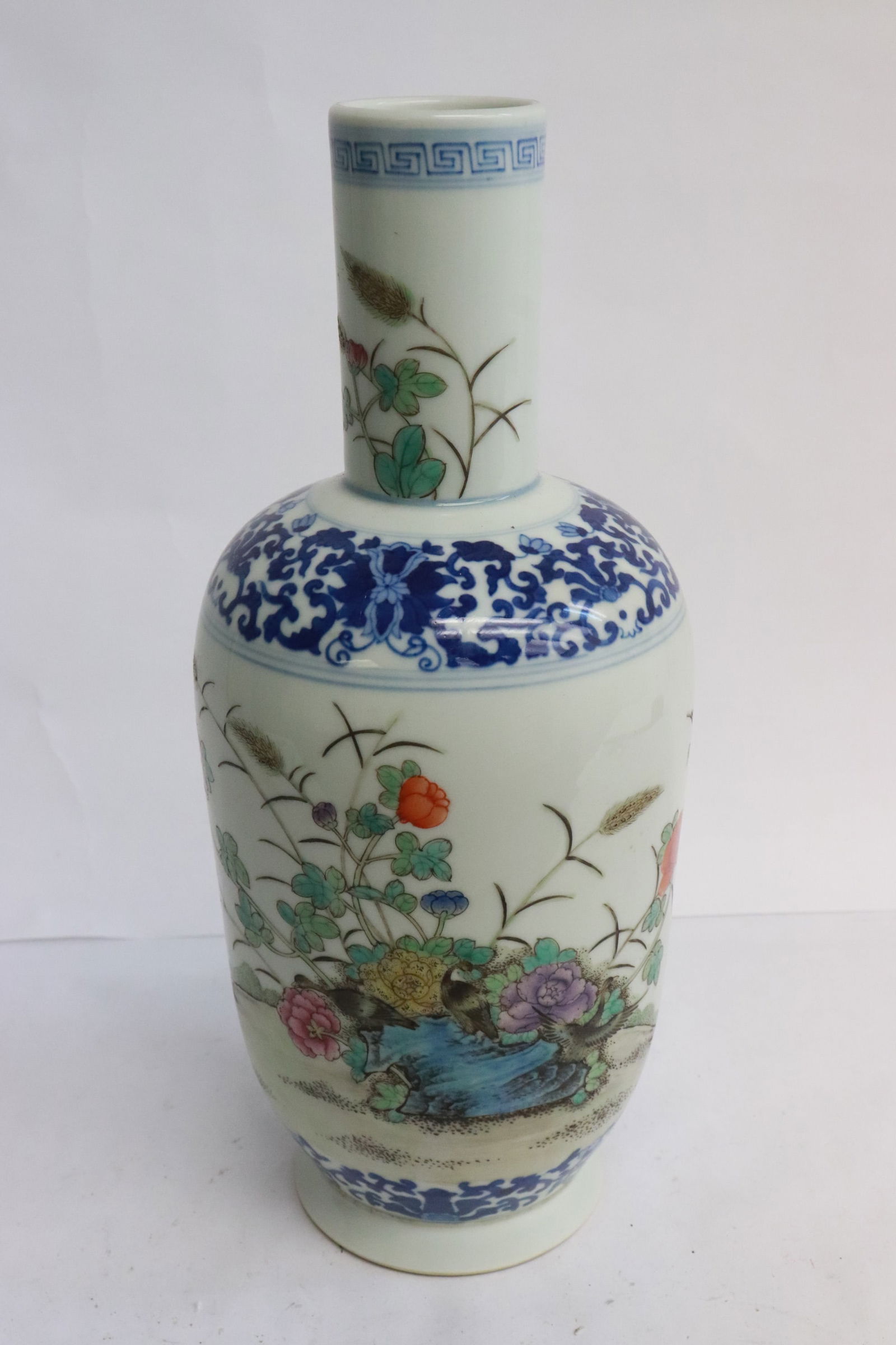 Beautiful Chinese famille rose porcelain vase: Beautiful Chinese famille rose porcelain vase, 11.15"x4.75"dia