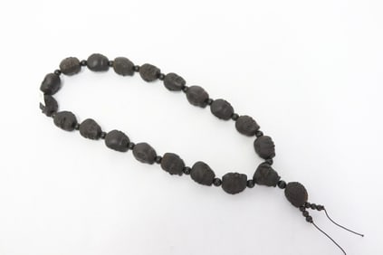 Wood like bead necklace with bead in Lohan motif