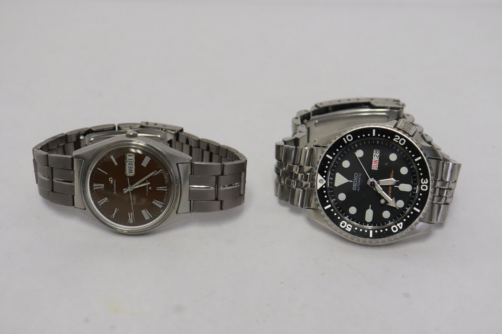 2 men's Seiko wrist watches: 2 men's Seiko wrist watches; an automatic 200M diver watch, also 17 jewel automatic watch, both works at time of preview