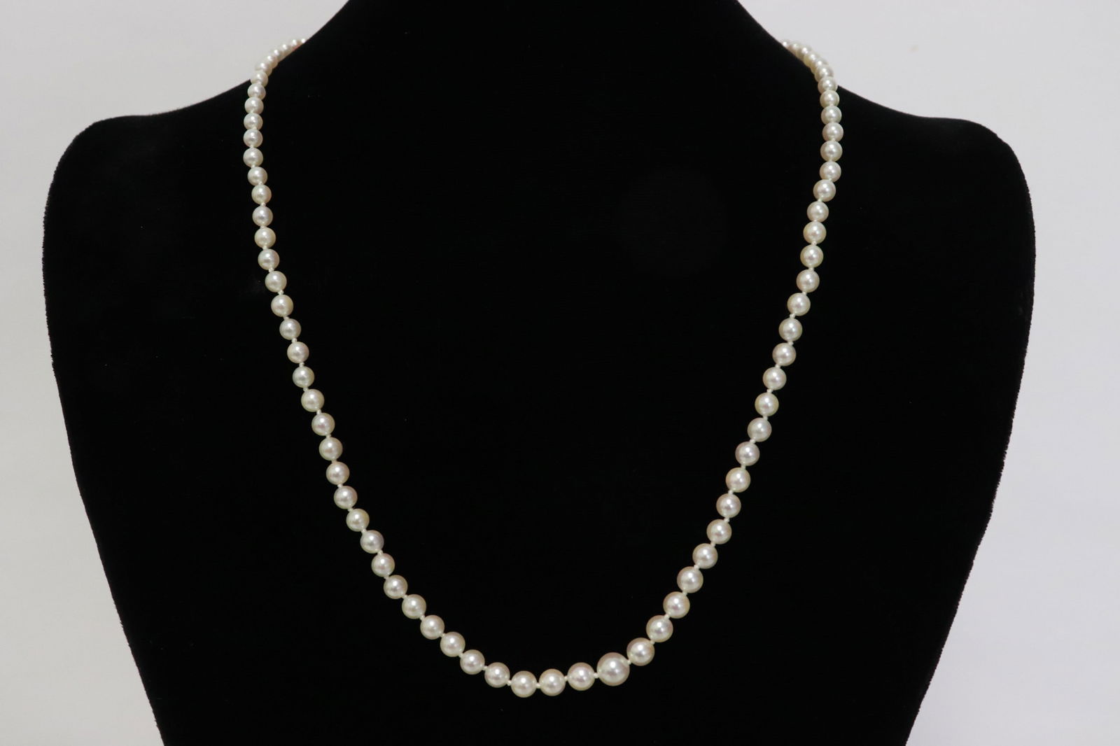 Fine Mikimoto cultured pearl necklace: Fine Mikimoto cultured pearl necklace, pearl measures approx. 3.5 - 6.9mm diameter, total approx. 100 pearls