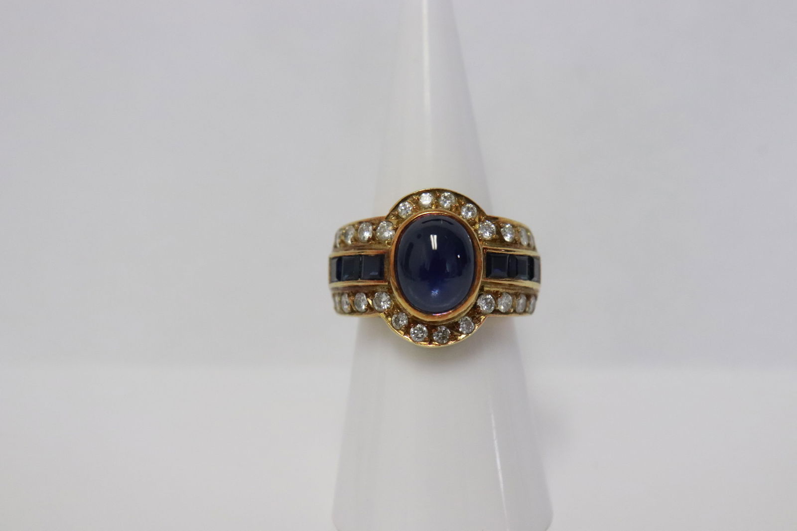 18K rose gold sapphire diamond ring w/ GIA certificate: An 18K rose gold sapphire diamond ring, center a natural sapphire wt. approx. 3.95ct (by formula) with Thailand origin (GIA certificate), accented with sapphire baguette and 24 brilliant cut