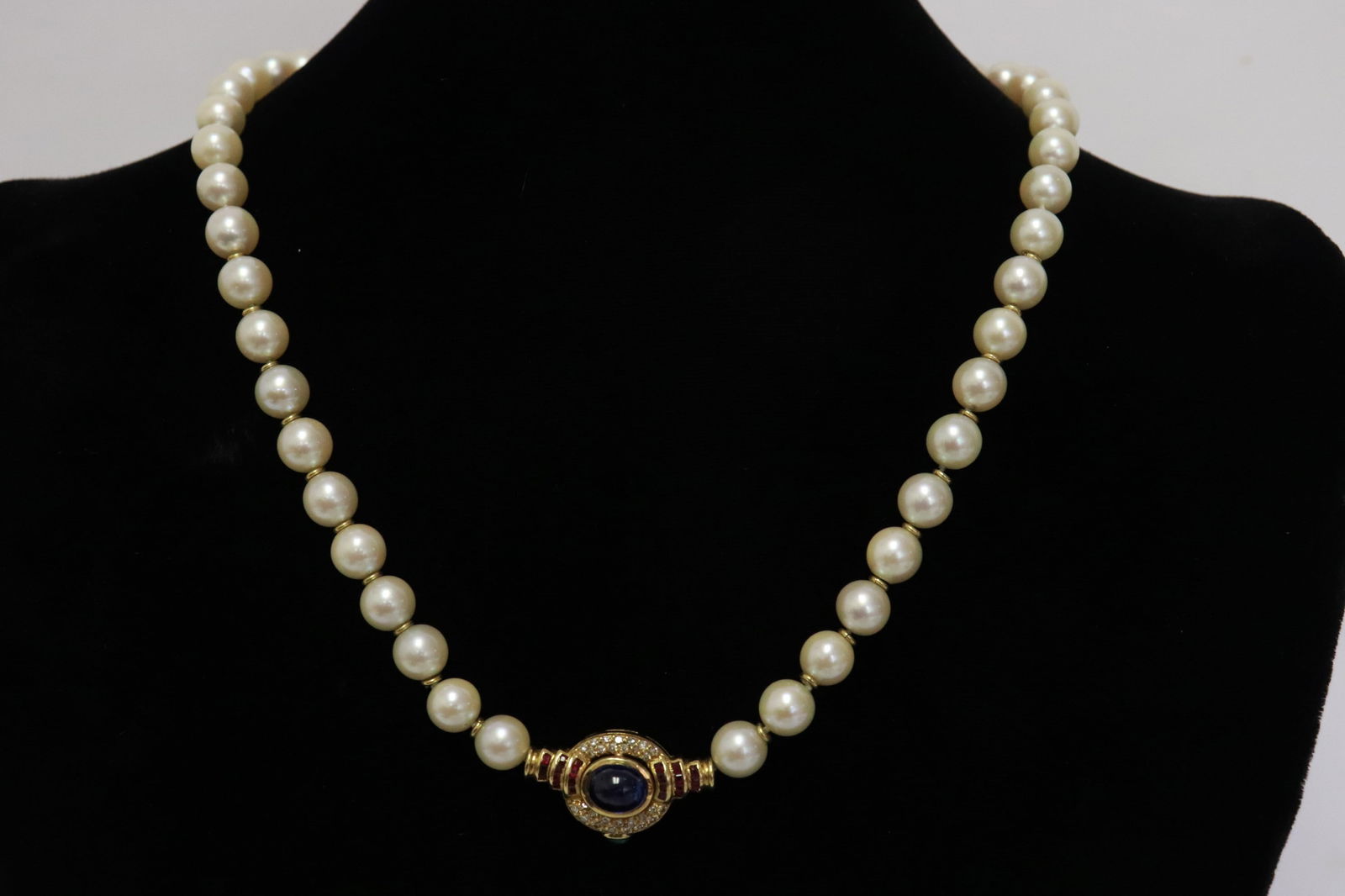 18K sapphire diamond pendant w/ pearl necklace & GIA certificate: A cultured pearl necklace (18"L), center a heavy 18K rose gold pendant, center a natural blue sapphire cabochon with Thailand origin, wt. approx. 3.75ct (by formula, with GIA certificate), with small