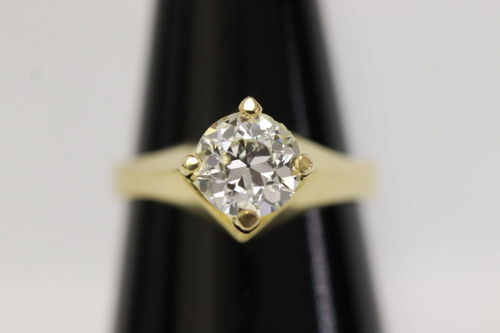 A 14K Y/G diamond ring w/ GIA certificate (1 of 11)