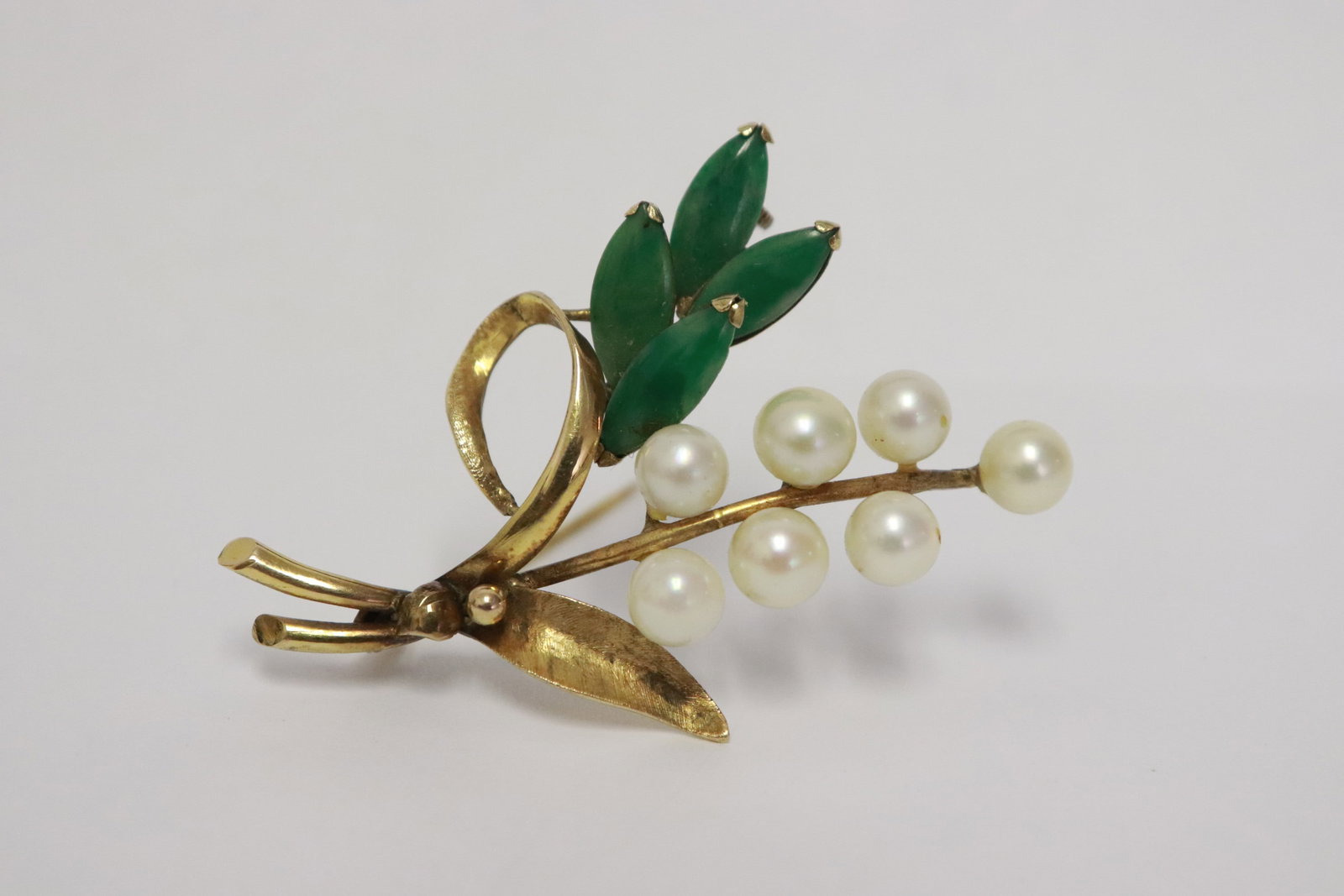 14K jadeite and cultured pearl brooch w/ GIA certificate: 14K rose gold jadeite and cultured pearl brooch set with 4 natural apple green jadeite cabochon (GIA certificate) measures approx. 12.25x5.25mm each, and 7 very fine cultured pearls, each measures app