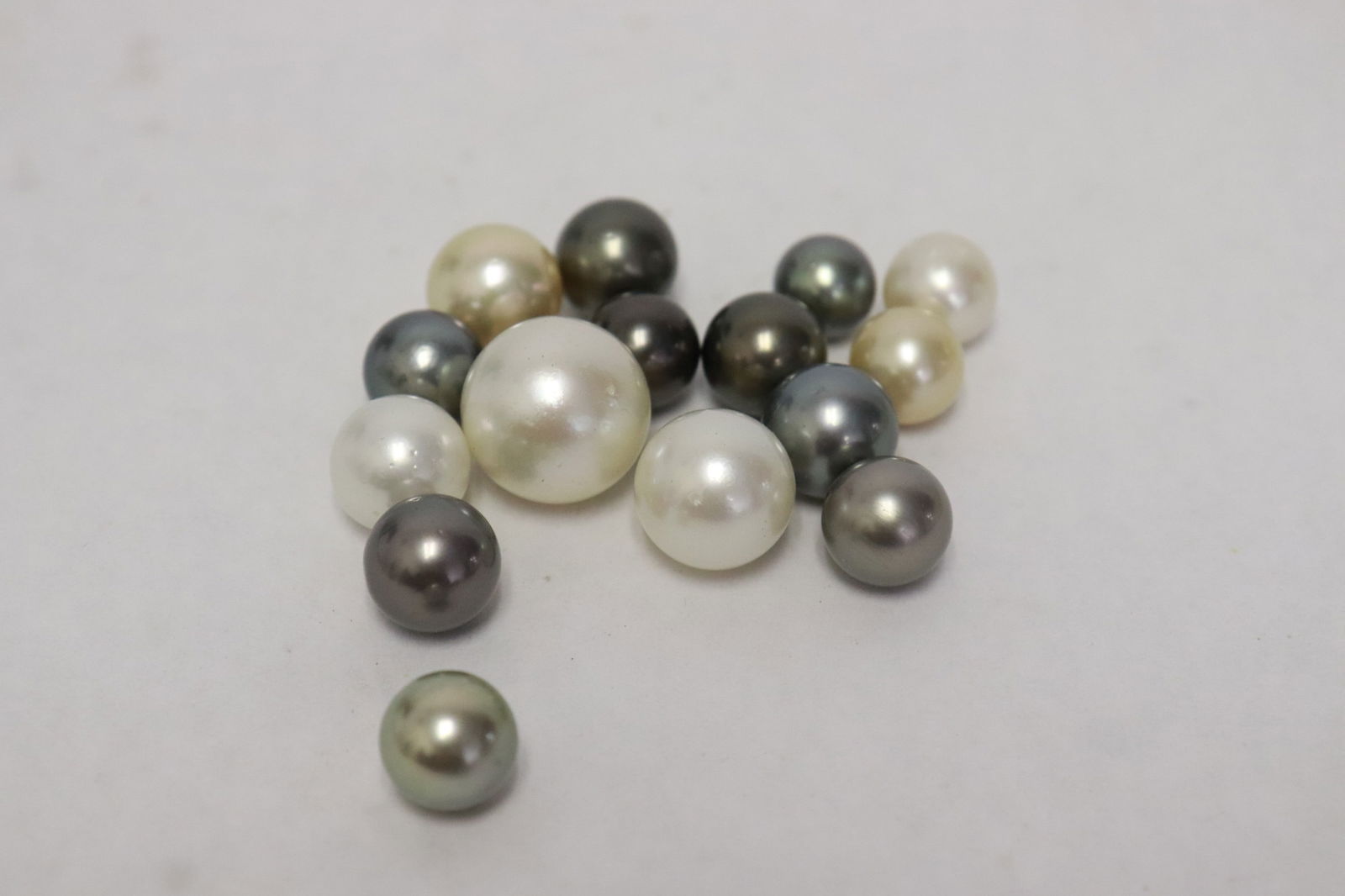 Lot of unpierced cultured pearls: Lot of unpierced cultured pearls measure approx. 10.5 - 16.0mm diameter, total 15 pieces