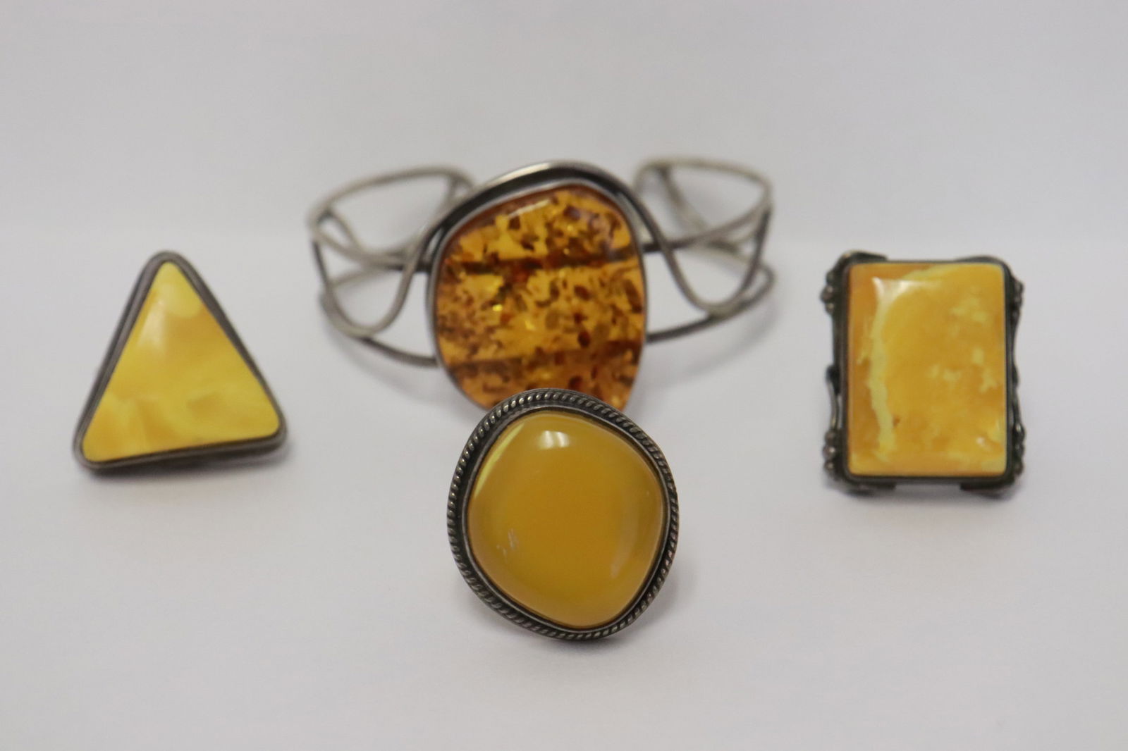 4 pieces silver amber like jewelries: 4 pieces silver amber like jewelries, wt. 57.2gm