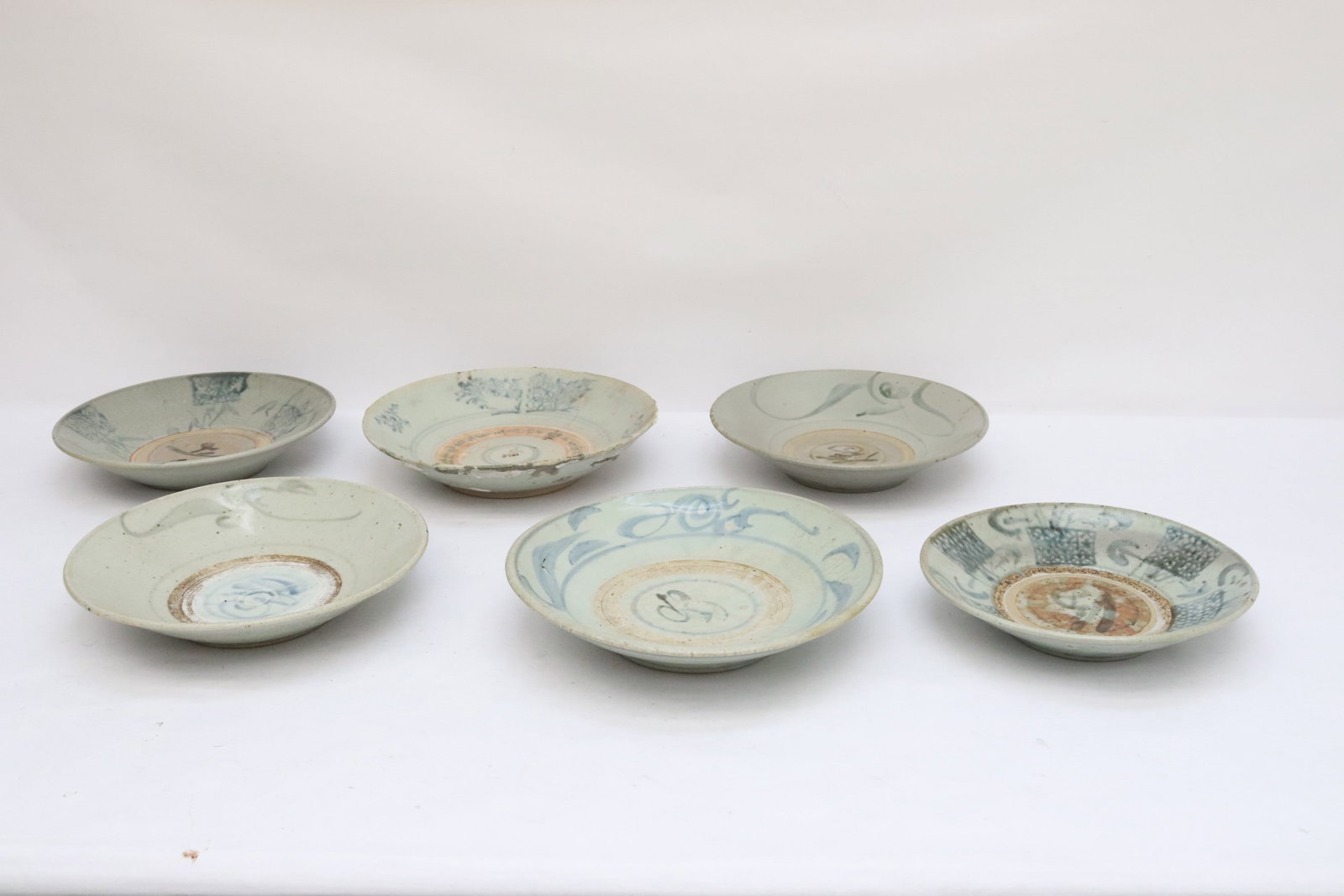 6 Chinese Ming b&w porcelain plates, c1600AD: 6 Chinese Ming blue and white porcelain plates (edge flea bites, one has hairline), c1600AD, 2.4"x10.1"dia - 1.85"x9"dia