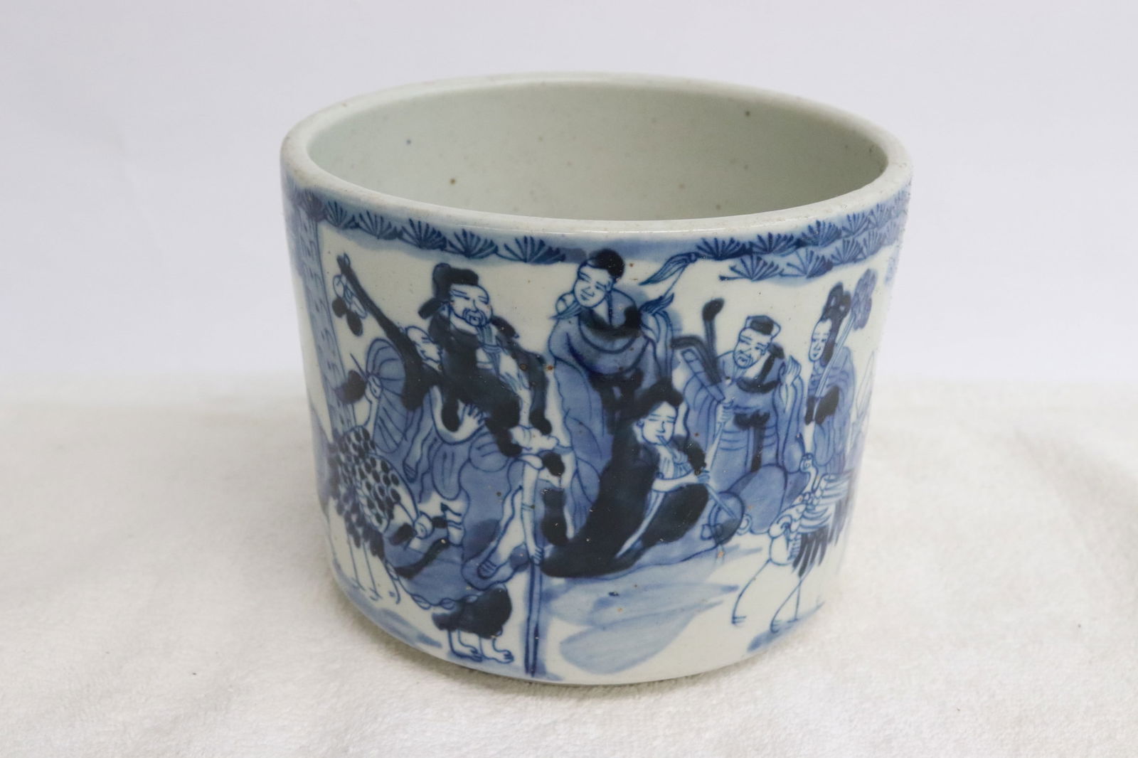 Chinese antique blue and white brush holder: Chinese antique blue and white brush holder, 4.15"x5"dia