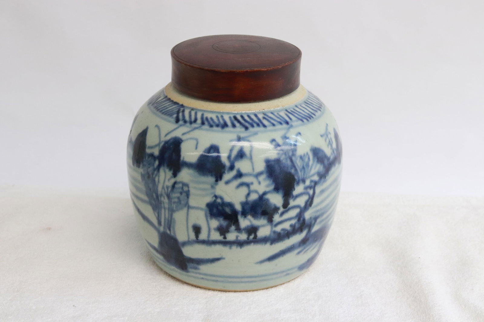 Chinese antique blue and white jar with wood cover: Chinese antique blue and white jar with wood cover, 6.2"x6.65"dia