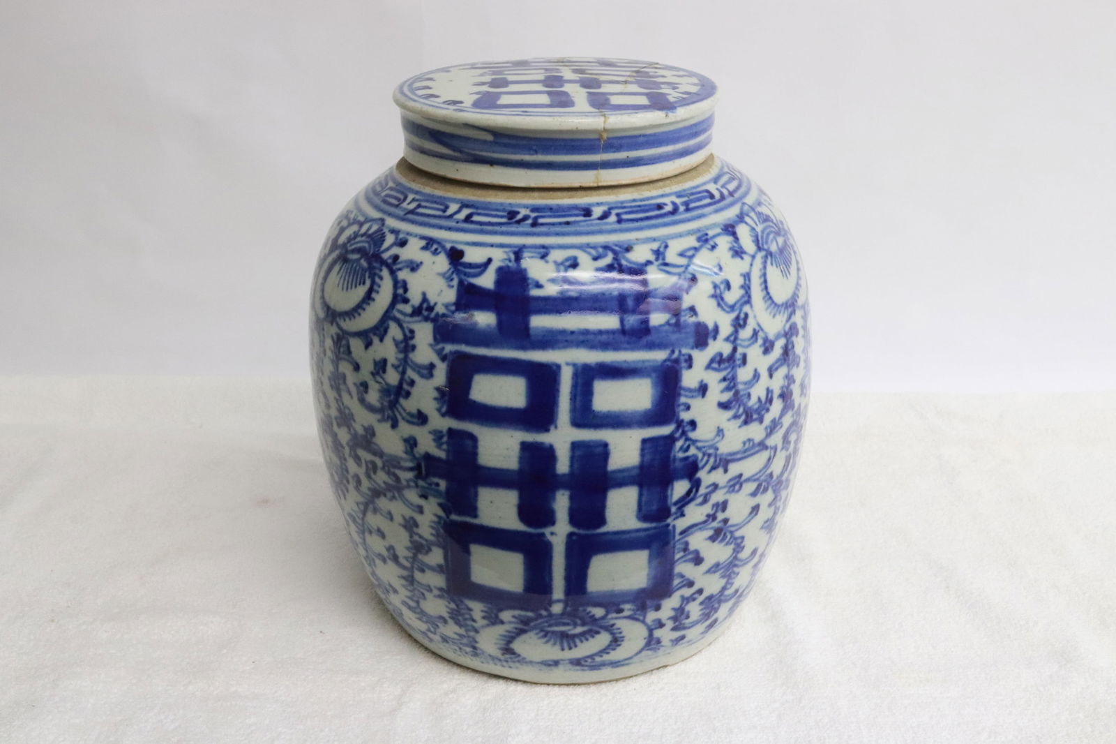 Antique Chinese blue and white covered jar (1 of 8)