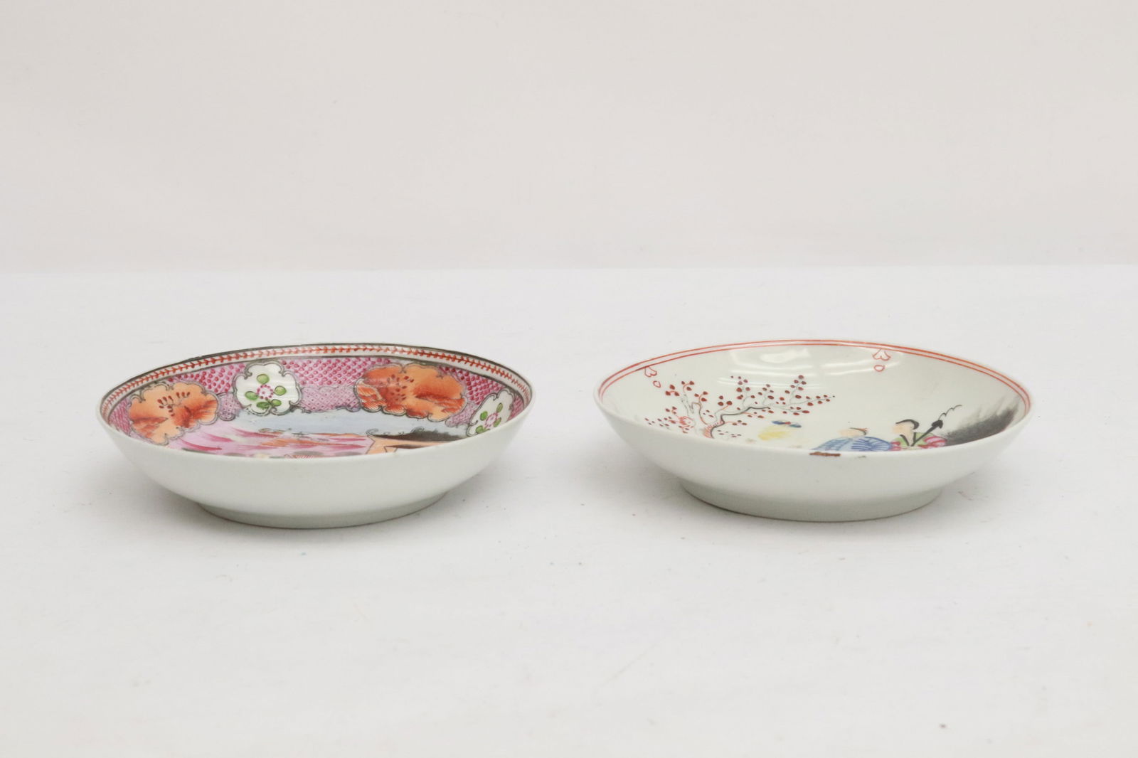 2 Chinese 18th/19th c. porcelain small plates: 2 Chinese 18th/19th century famille rose porcelain small plates (1.3"x5.4"dia, 1.3"x5.6"dia), one has a very small edge chip