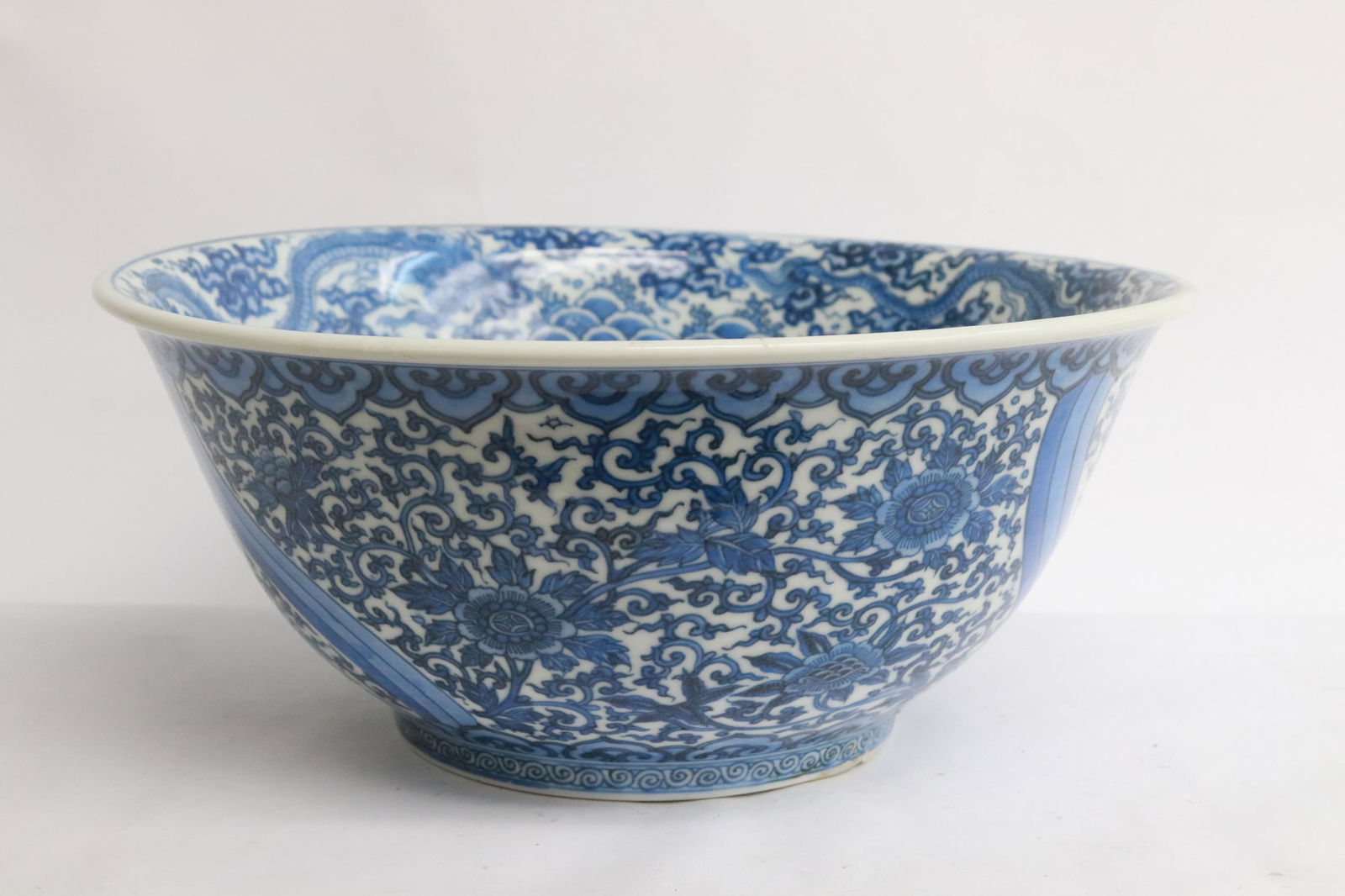 Large Chinese blue and white porcelain bowl (1 of 9)