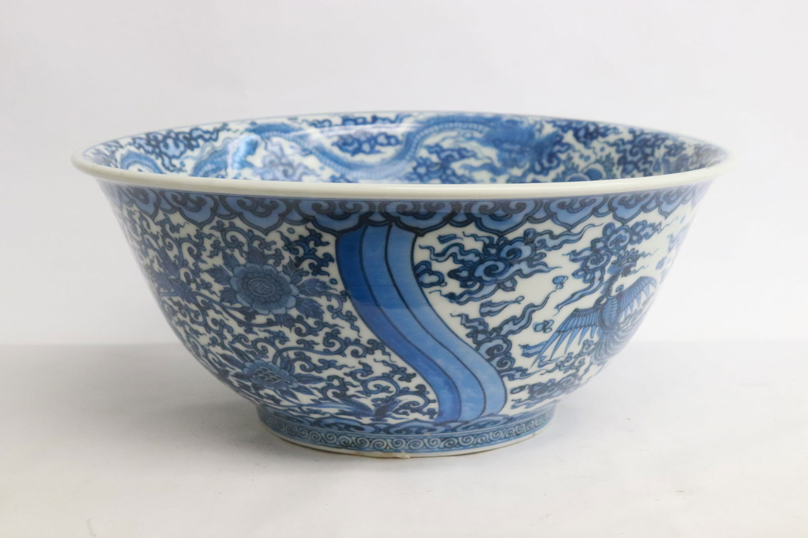 Large Chinese blue and white porcelain bowl - 2