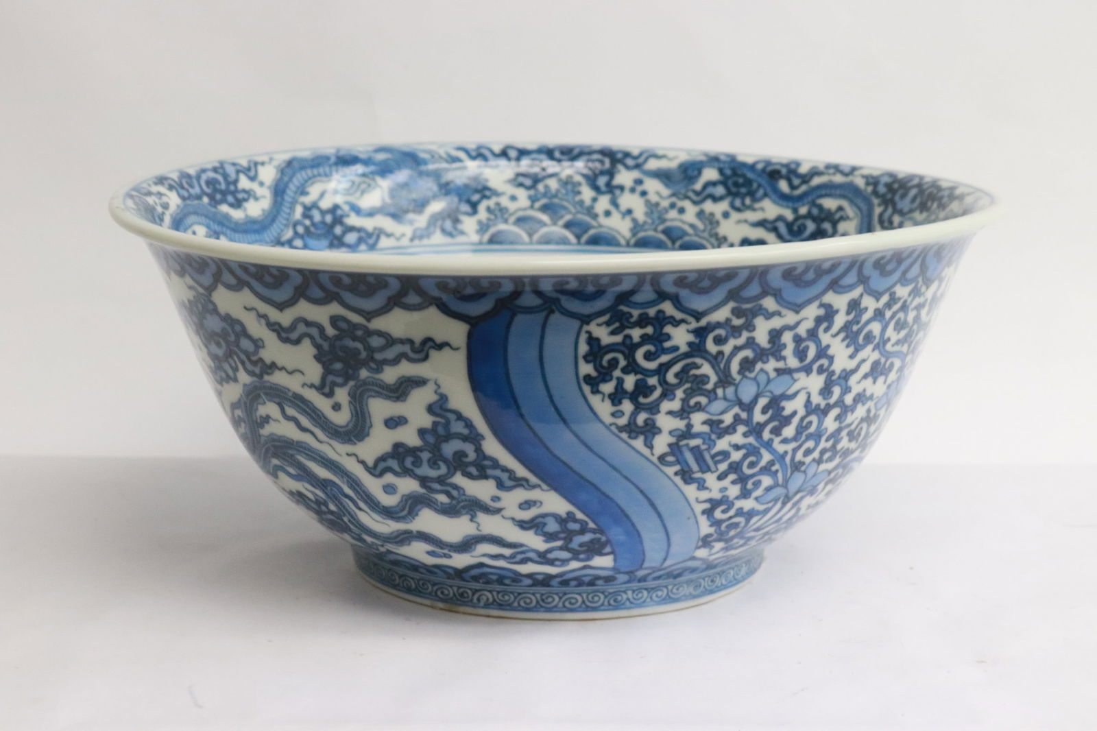 Large Chinese blue and white porcelain bowl - 4