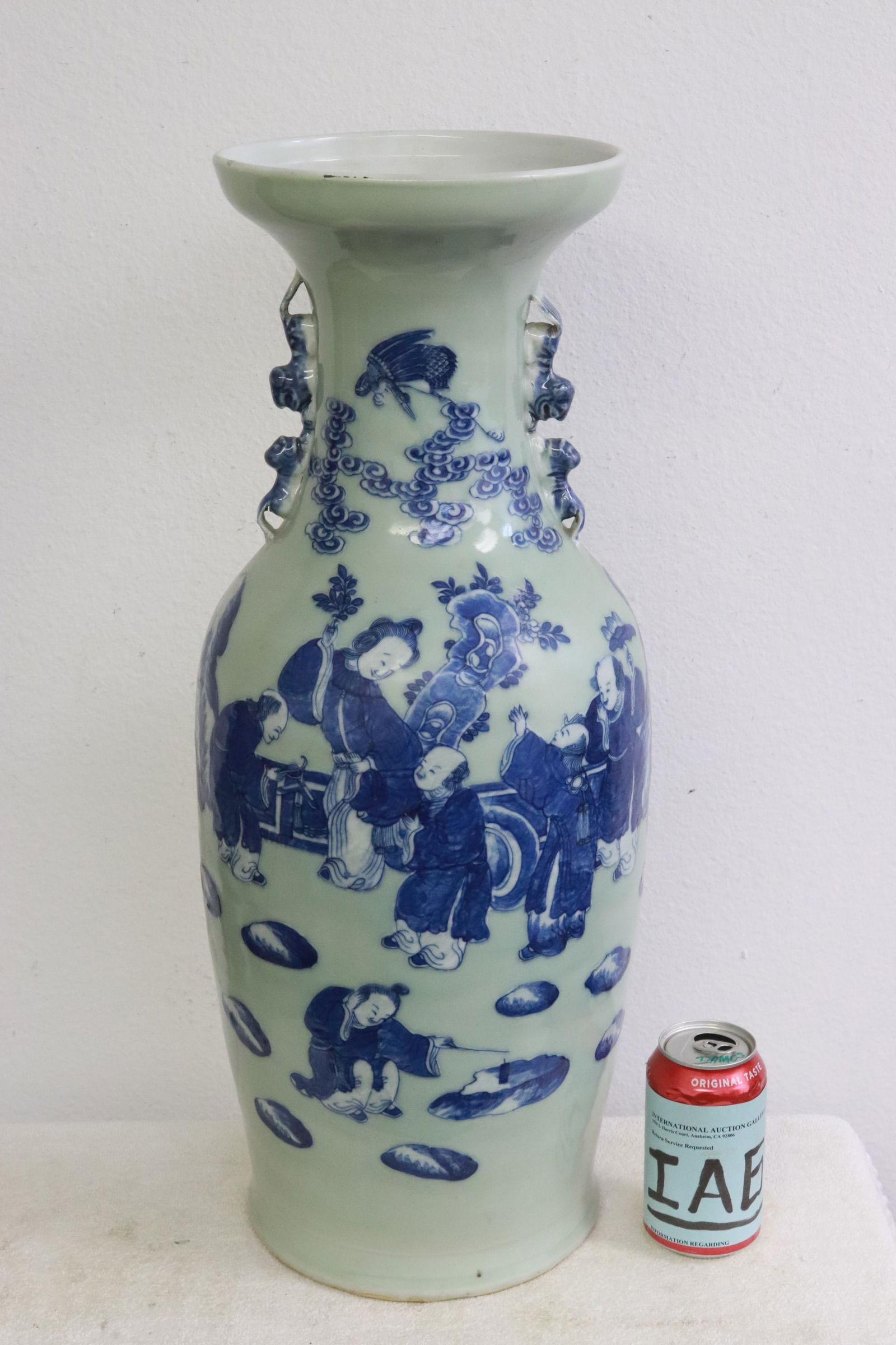 Chinese antique blue and white porcelain large vase (1 of 11)