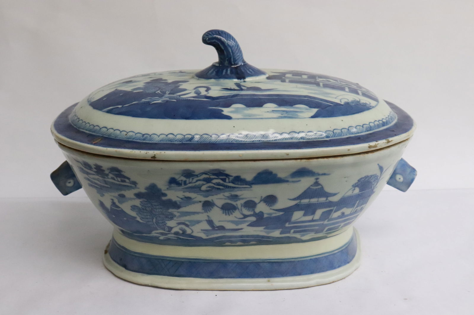 Chinese late 18th c. export b&w porcelain tureen (1 of 7)