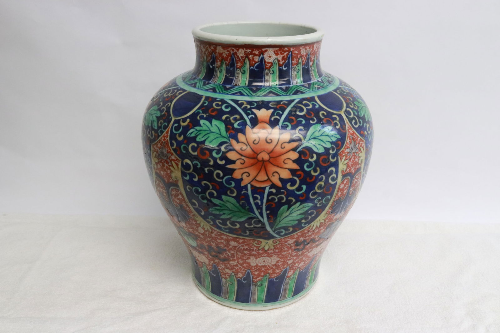 Chinese 17th c. porcelain jar, Kangxi period, repair (1 of 13)