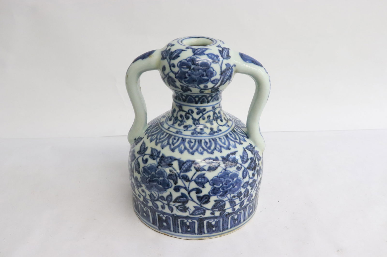 A Chinese blue and white porcelain handled vase: A Chinese blue and white porcelain handled vase, 7.35"x5.85"x5.8"