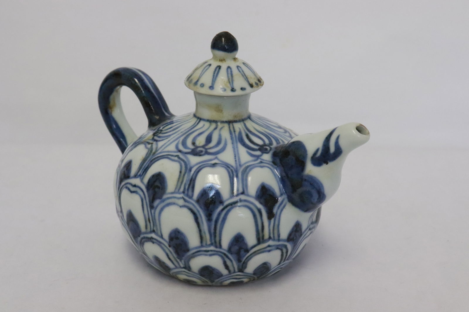 A blue and white porcelain teapot (1 of 8)