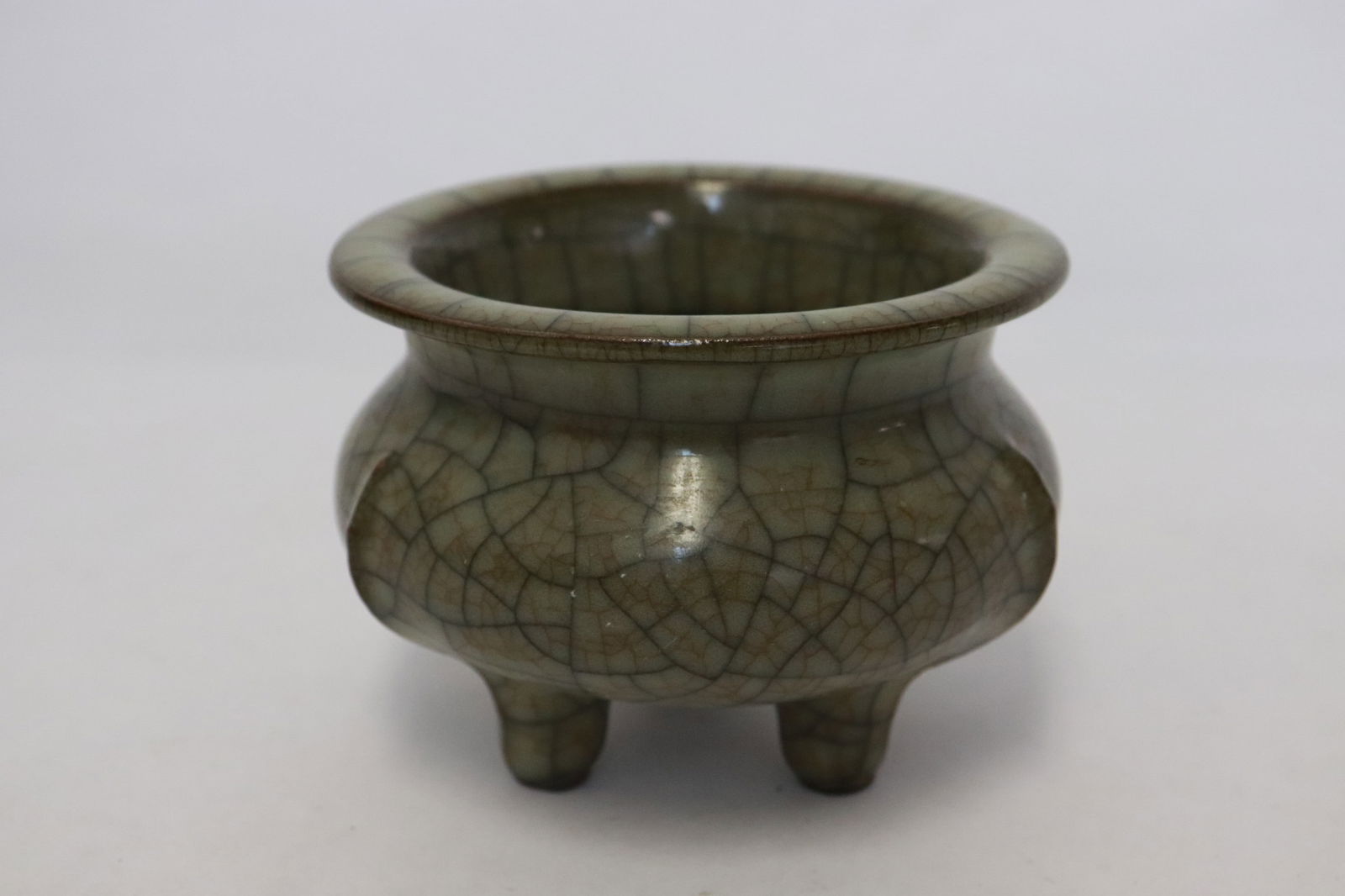 Crackleware tripod censer: Crackleware tripod censer, 2.85"x3.8"dia