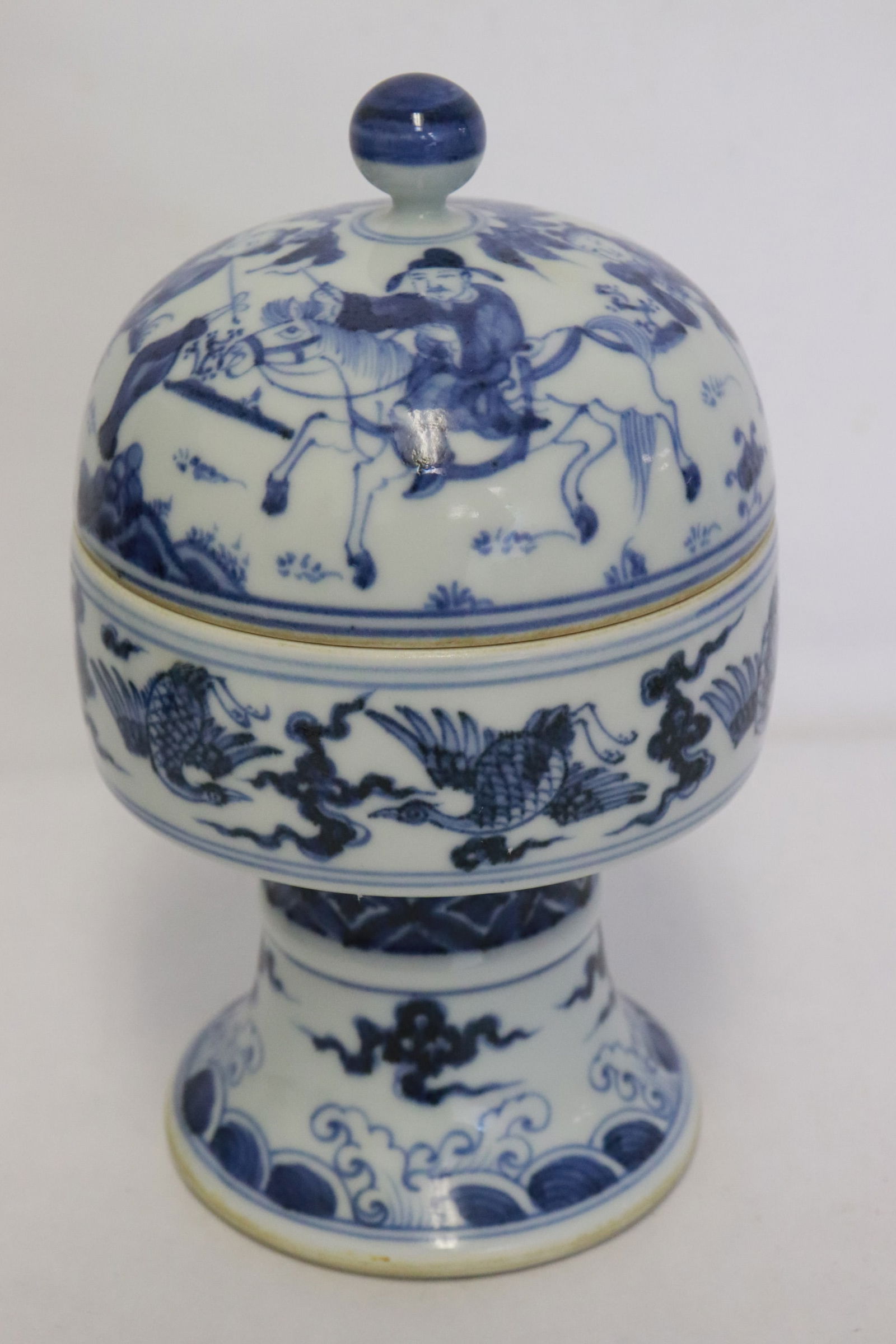 Fine Chinese blue and white porcelain tea caddy: Fine Chinese blue and white porcelain tea caddy, 7.5"x4.4"dia