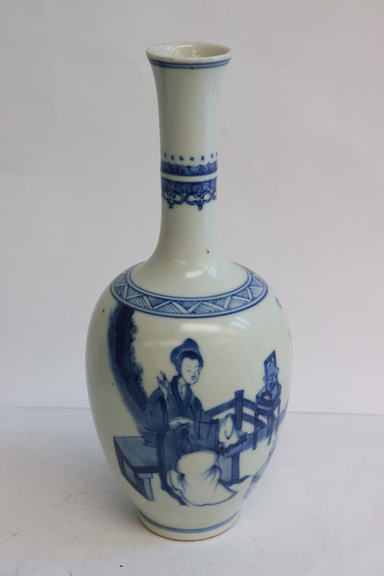 Fine Chinese blue and white porcelain vase (1 of 8)