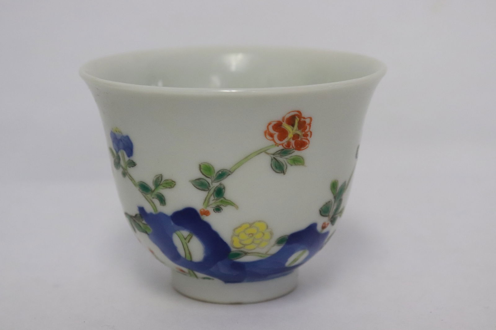 A beautiful famille rose porcelain tea cup: A beautiful famille rose porcelain tea cup, 2.5"x3.3"dia