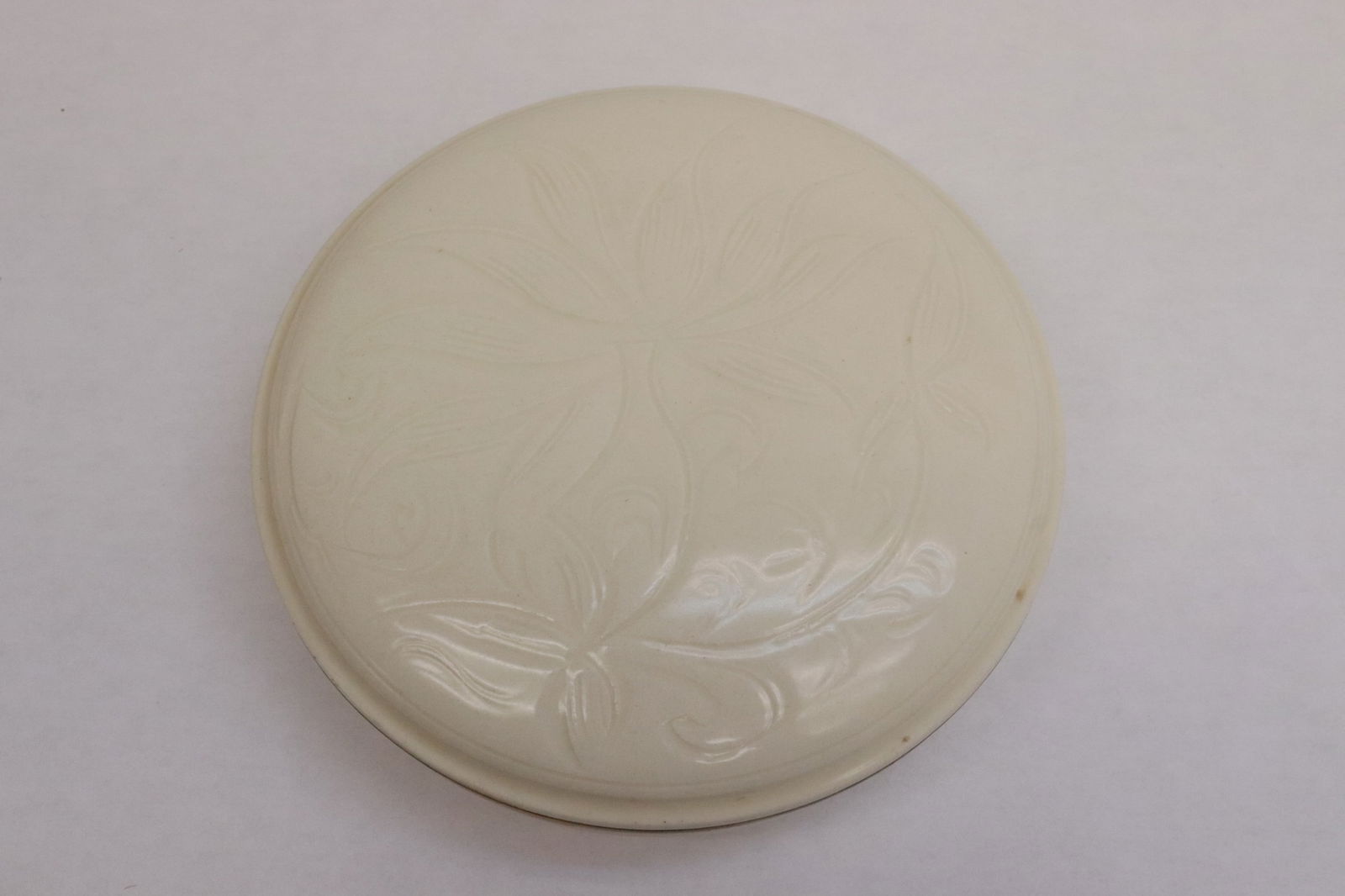 A white porcelain box (1 of 5)