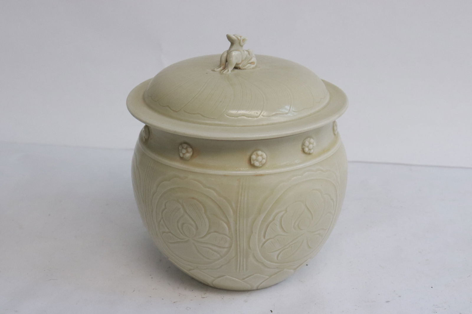 Chinese white porcelain covered tea caddy (1 of 6)