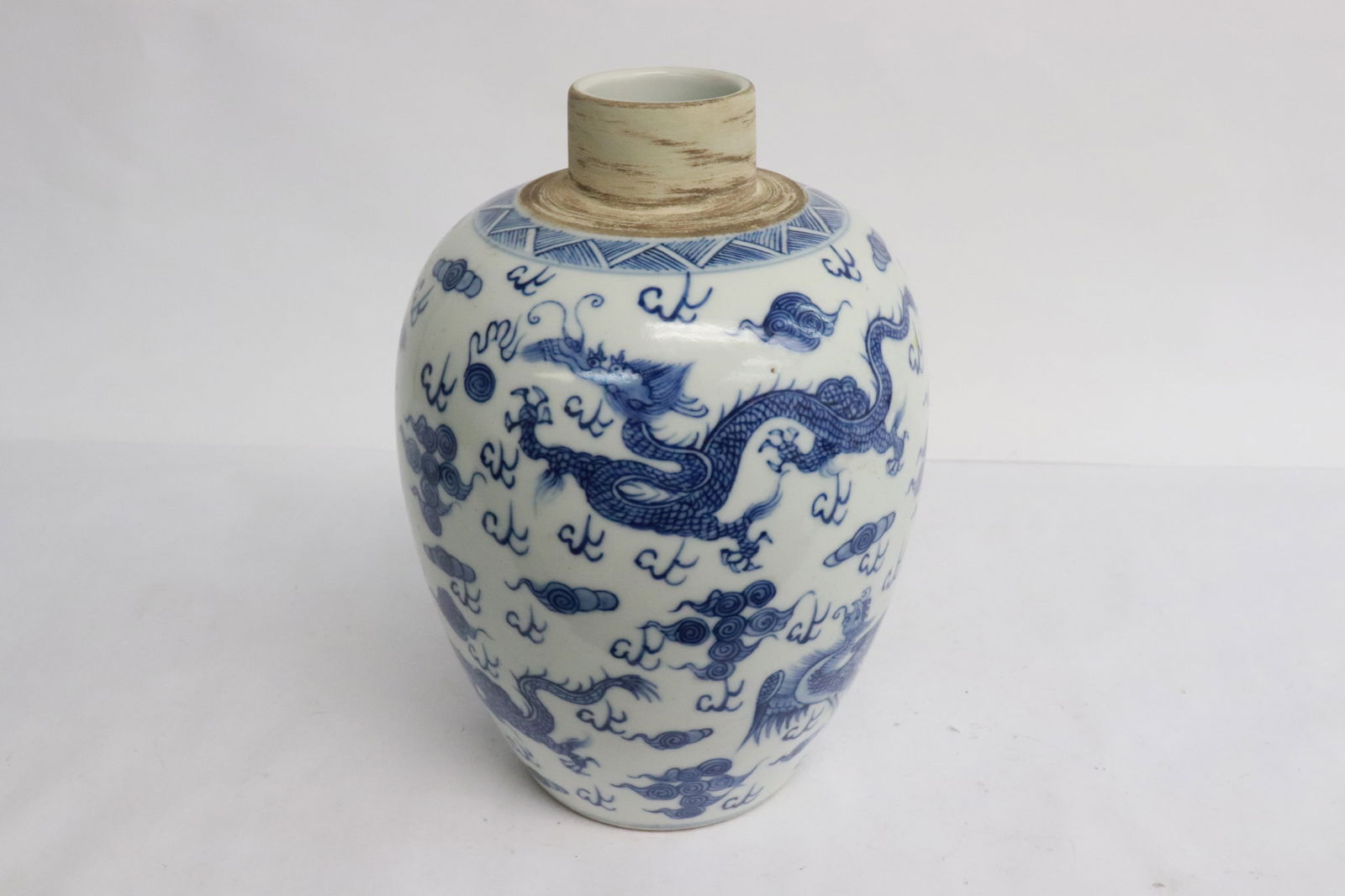 Chinese blue and white porcelain jar (1 of 9)
