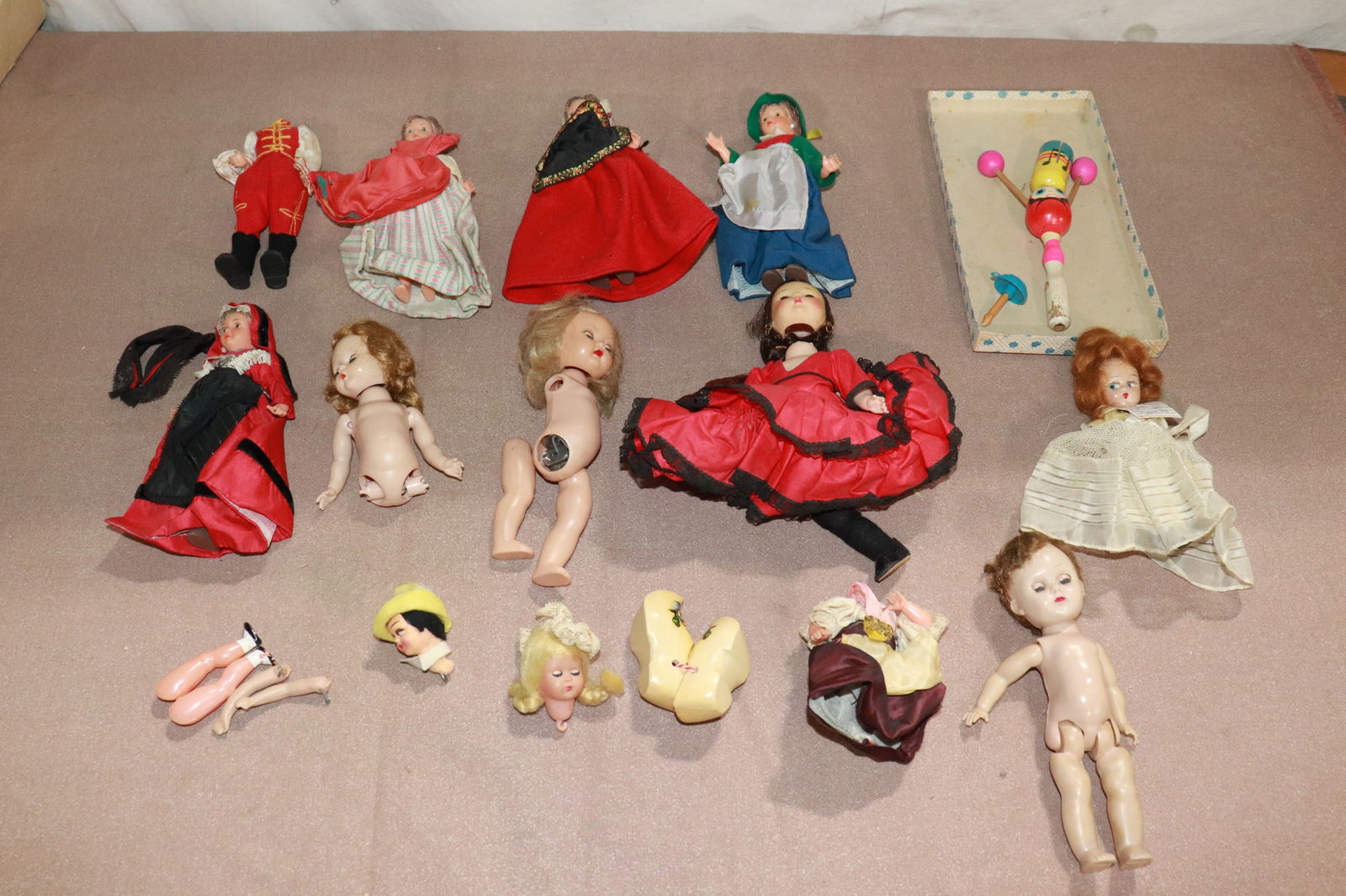 Lot of vintage dolls and doll parts (1 of 8)