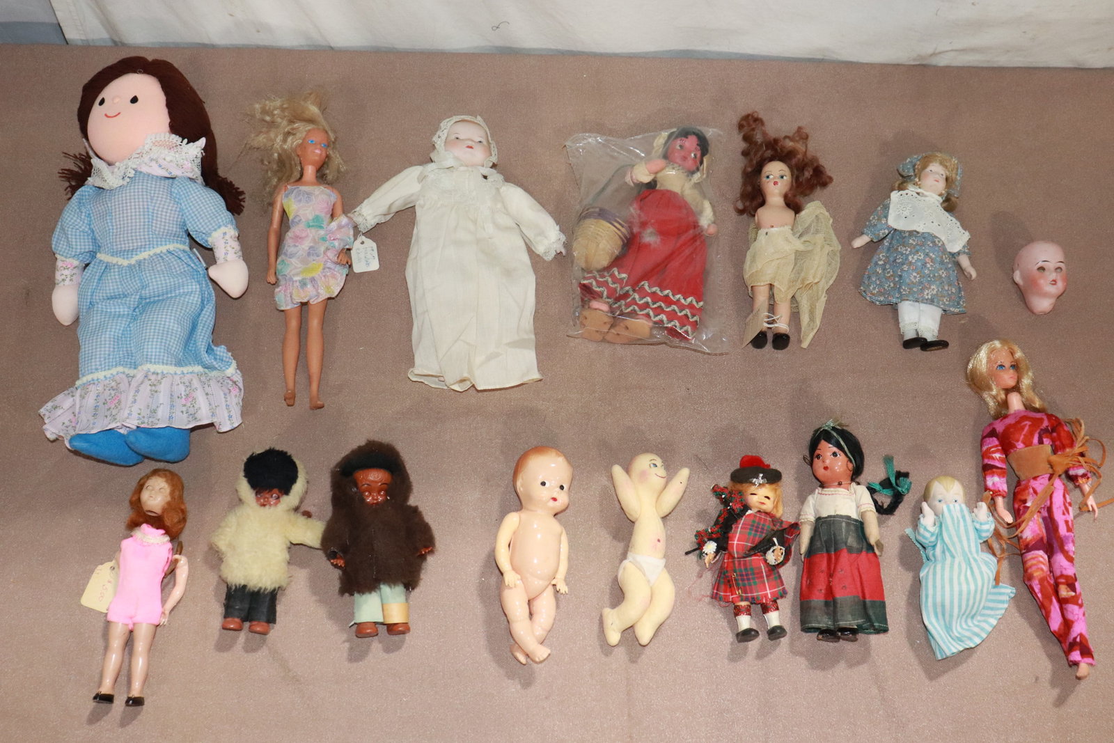Lot of vintage dolls and doll parts (1 of 8)
